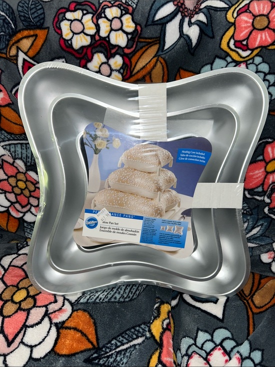 Wilton Other - Wilton Silver Nested Star-Shaped Cake Pan Set